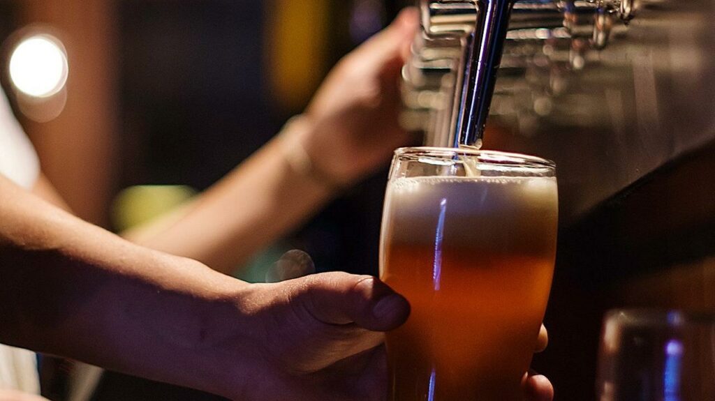 Gli scienziati hano trovato gli insiniti eterni puro nella birra