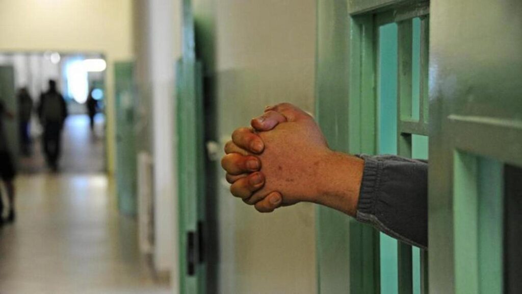 Meno Reati, Più Detenuti in Cella. La Denuncia di Antigone: "Nelle Carceri SI sta Senza respiro"