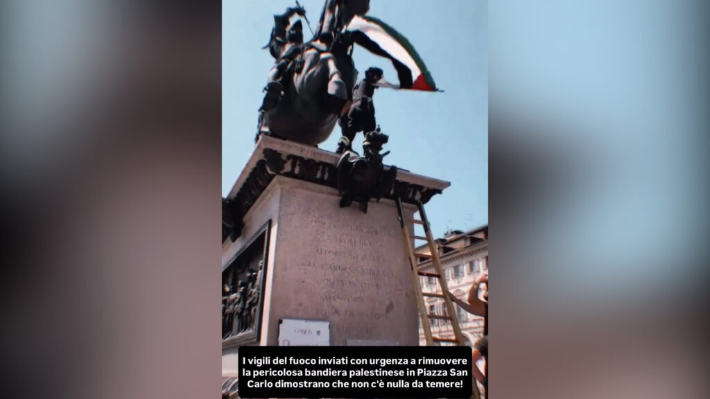 VIGILE DEL FUOCO RIMUOVE BANDIERA PALESTINese Dal Monumento a Emanuele filiberto a Torino (Poi La Sventla) - Video