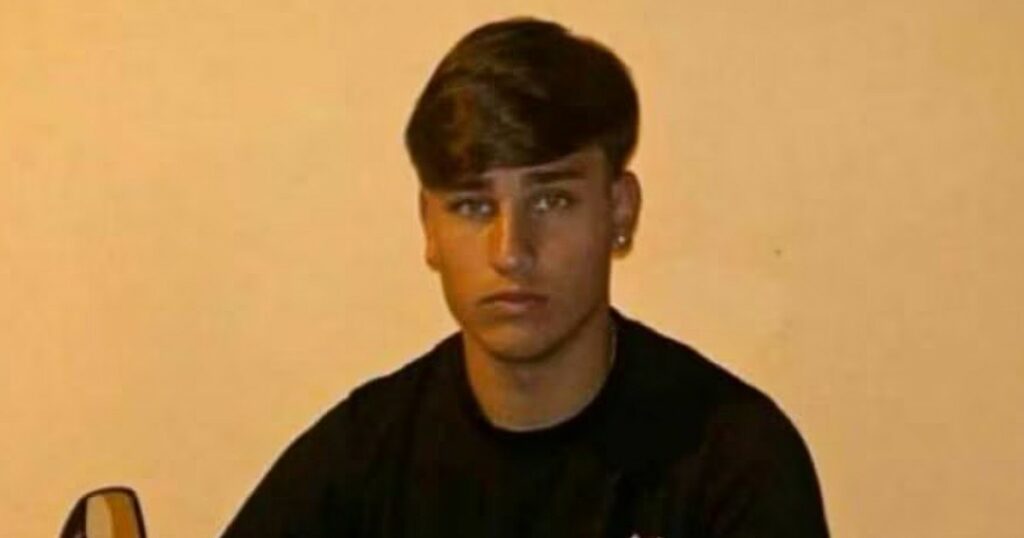 16enne muore travolto, caccia al pirata della strada