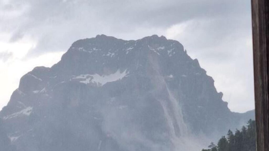 Colata di roccia e fango invade statale 51 di Alemagna in Cadore. Persone bloccate nelle case