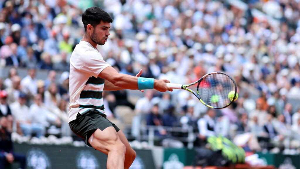 Alcaraz vince il terzo set 6-4. A Sinner i primi due 6-4 7-6 DIRETTA e FOTO della finale del Roland Garros - Tennis