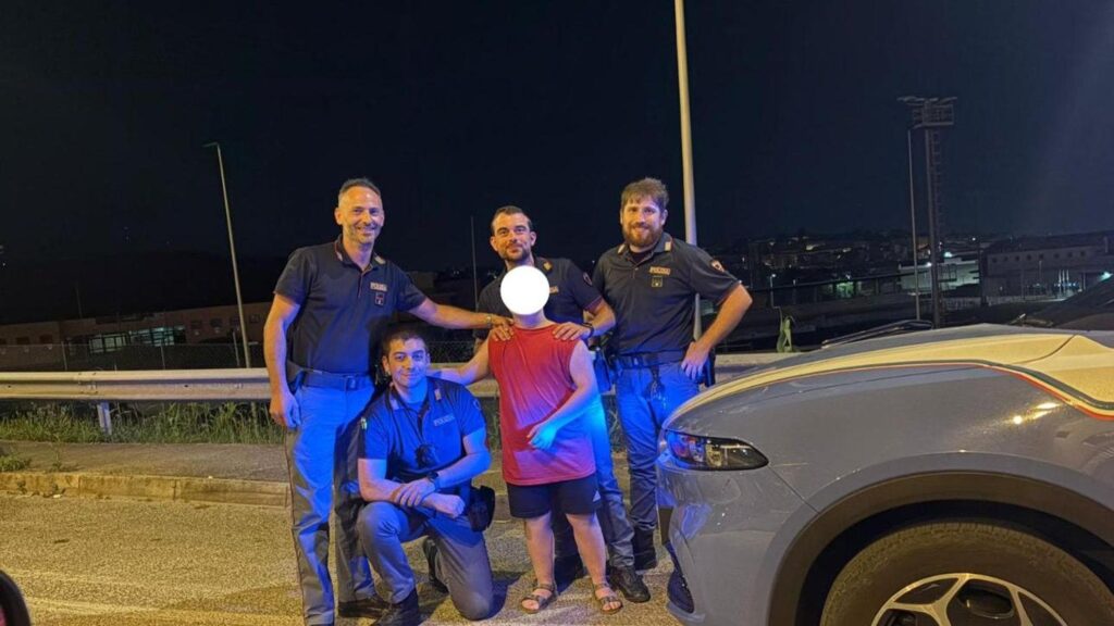 Ancona, bambino esce di casa da solo in piena notte: trovato dalla polizia a vagare per strada