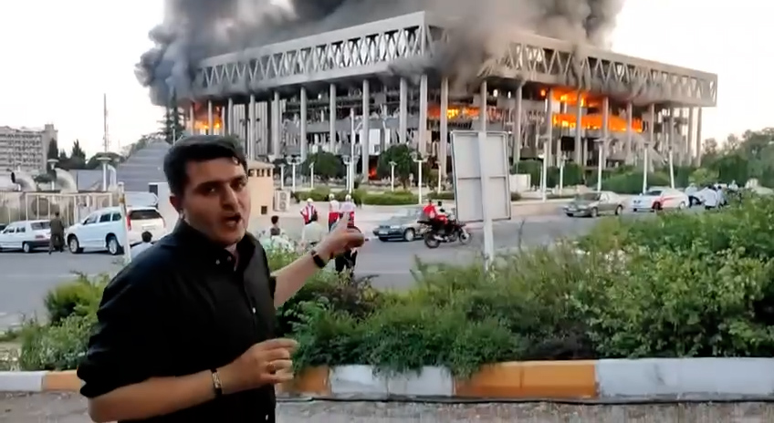 Attaccata la tv di Stato iraniana, il giornalista davanti alla sede in fiamme Attaccata la tv di Stato iraniana, il giornalista davanti alla sede in fiamme