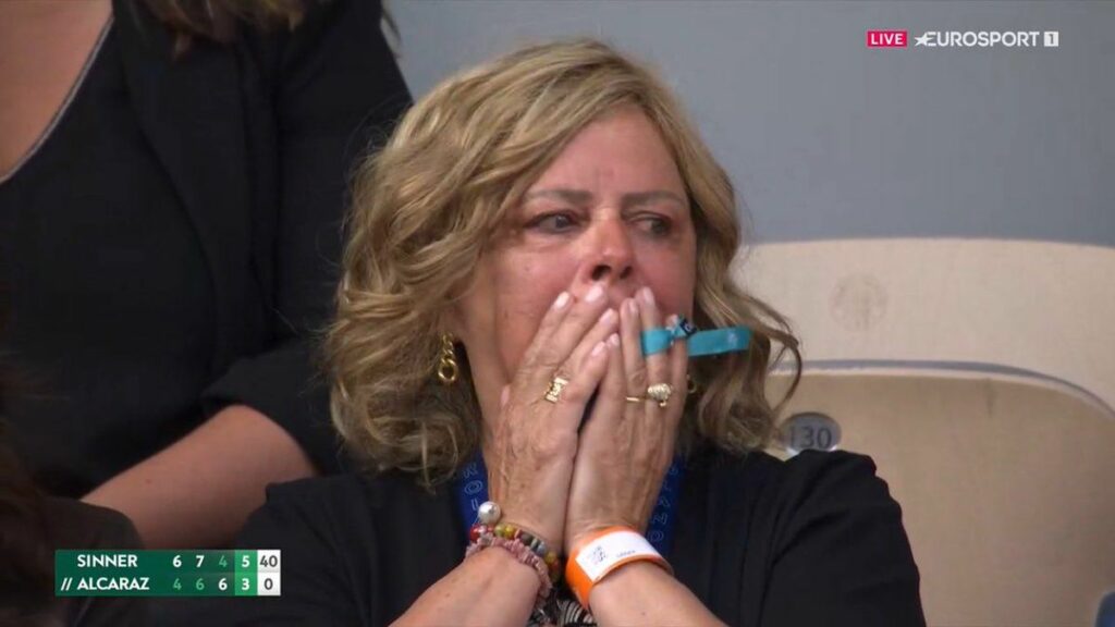 Chi è la mamma di Jannik Sinner che ha sofferto guardando la più lunga finale della storia del Roland Garros. I social la incoronano: «Siglinde sei tutti noi» Vanity Fair Italia