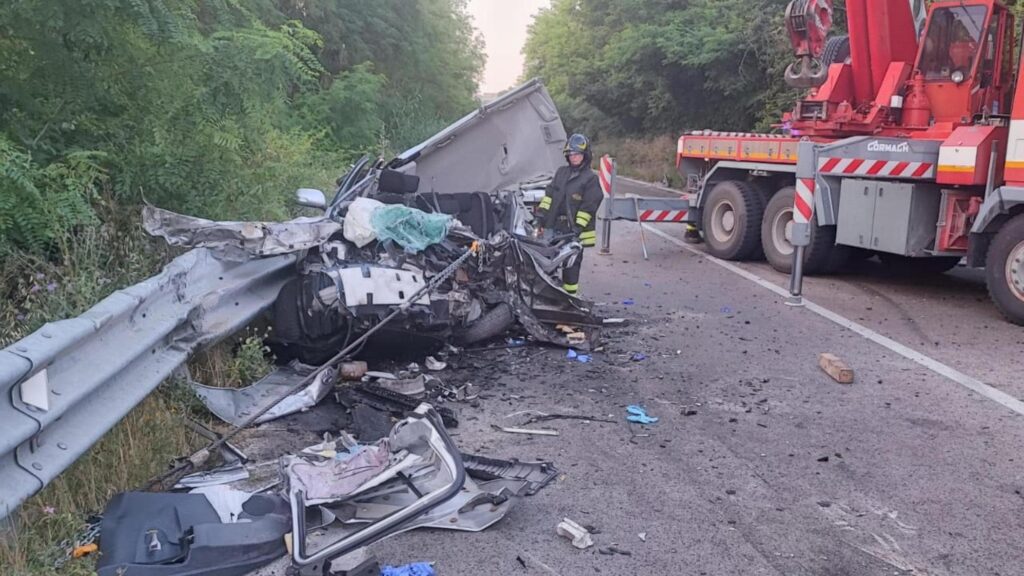 Chieti, scontro frontale fra due auto: quattro morti