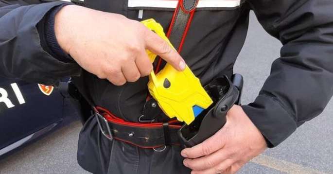 Colpito con il taser, 30enne ha un malore e muore a Pescara. Il “precedente” a Bolzano – Cronaca Colpito con il taser, 30enne ha un malore e muore a Pescara. Il “precedente” a Bolzano - Cronaca
