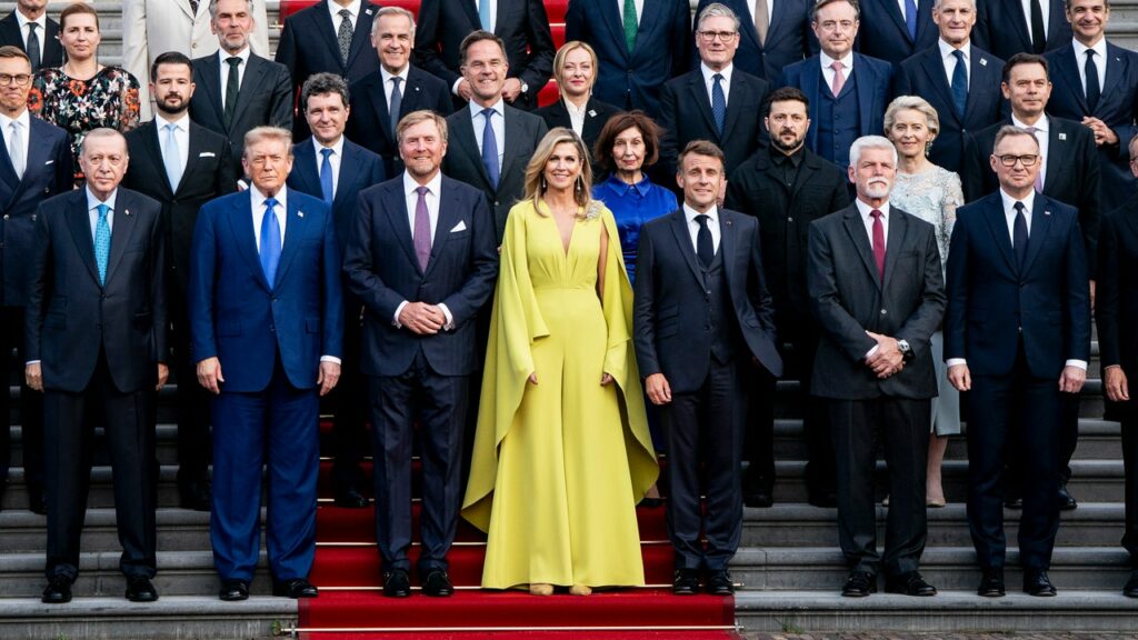 Come farsi notare in una foto di gruppo? Ce lo spiega Maxima d’Olanda, con una tuta verde lime Vanity Fair Italia