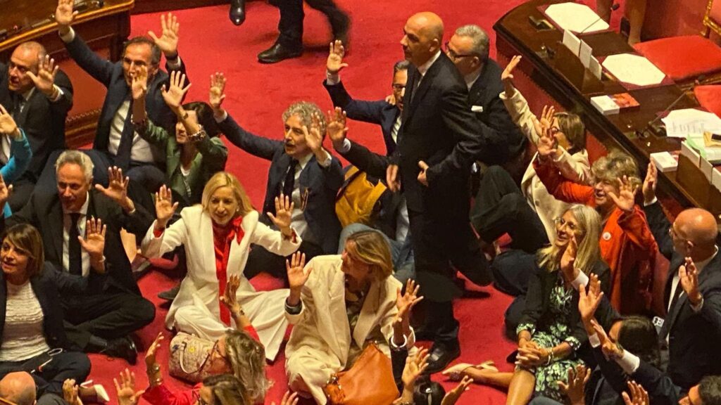 Decreto sicurezza approvato in Senato. La protesta delle opposizioni, Balboni (FdI) le attacca