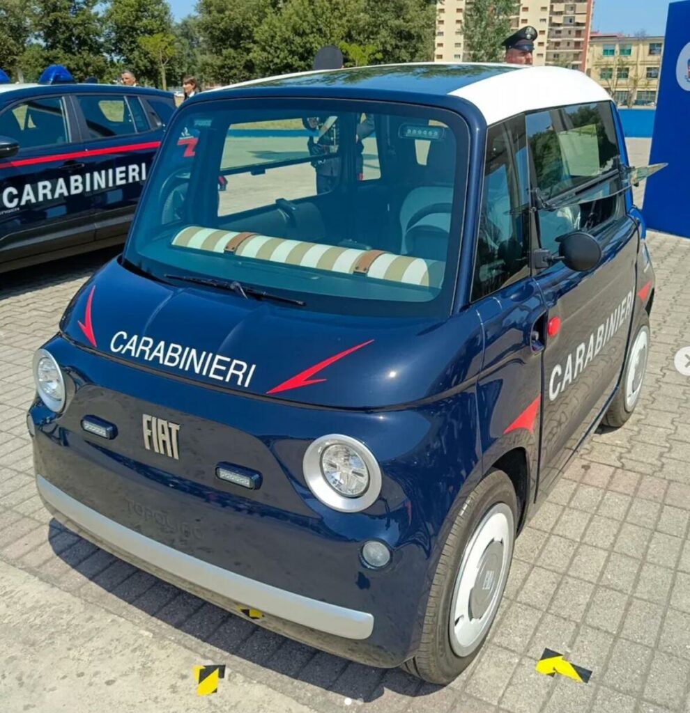 Fiat Topolino entra nell’Arma: il quadriciclo elettrico veste la livrea dei Carabinieri - Elettrico