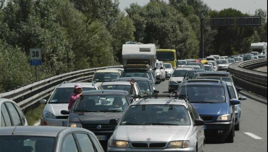 Incidente in A1 nel Bolognese, acqua agli automobilisti bloccati in coda