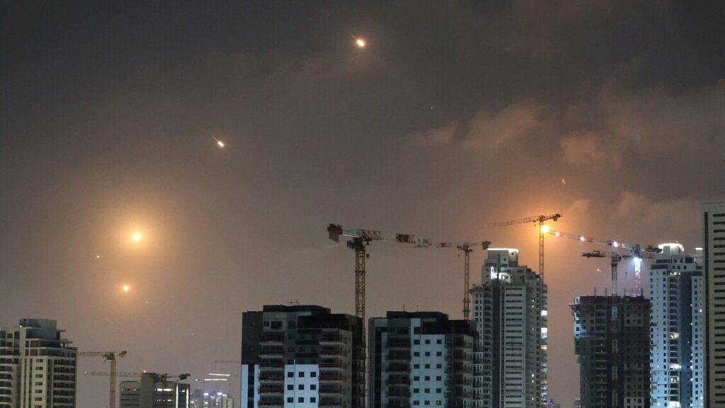 Israele attacca l’Iran, L’Idf invia una nuova allerta rossa: ‘Tutti nei rifugi’. Idf, da Teheran ‘almeno 100 missili’ – Notizie Israele attacca l'Iran, L'Idf invia una nuova allerta rossa: 'Tutti nei rifugi'. Idf, da Teheran 'almeno 100 missili' - Notizie