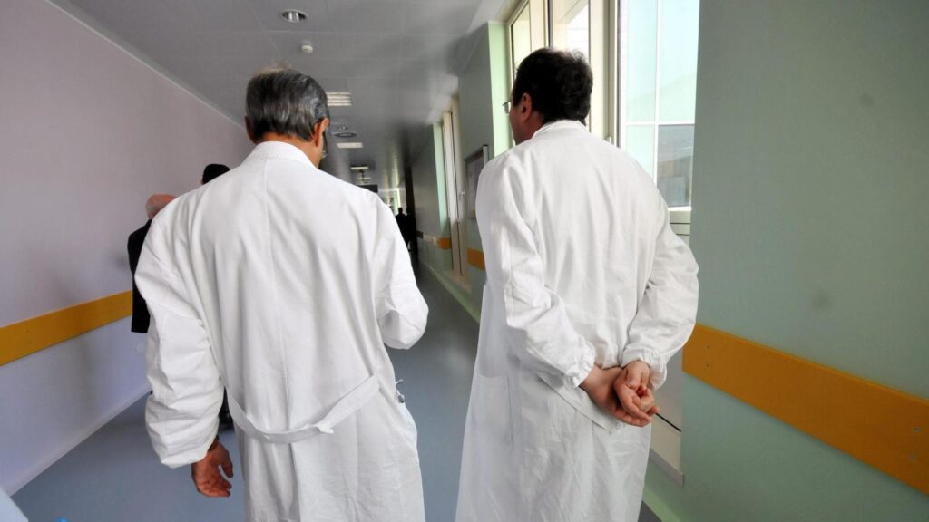 Jesolo, medico si sente male e lascia il turno otto minuti prima della fine del turno: licenziato Jesolo, medico si sente male e lascia il turno otto minuti prima della fine del turno: licenziato