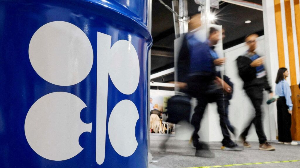 L’Opec+ aumenta ancora la produzione di petrolio: il favore di Riad a Trump