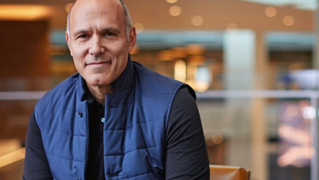 La Perla va a Peter Kern, miliardario Usa, re del Brunello. Operaie in festa davanti alla fabbrica La Perla va a Peter Kern, miliardario Usa, re del Brunello. Operaie in festa davanti alla fabbrica