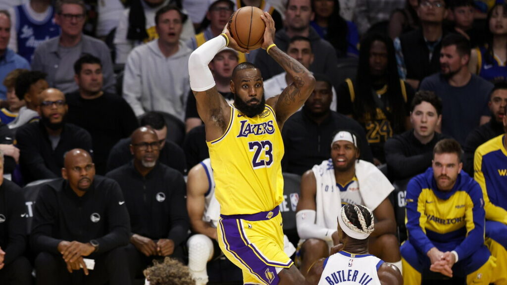 LeBron James ancora una stagione nei Lakers - Basket