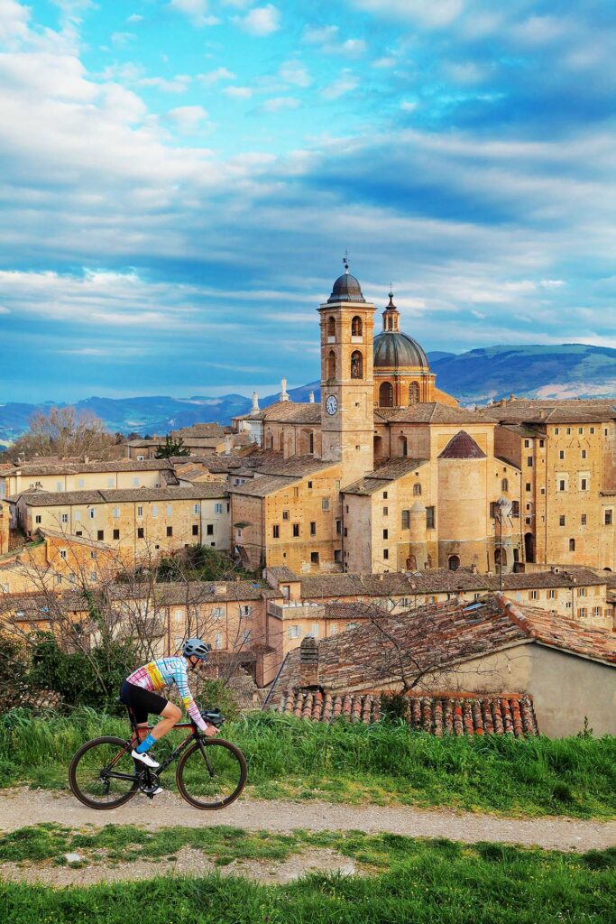 Marche in bicicletta: itinerario ad anello su è giù per i colli