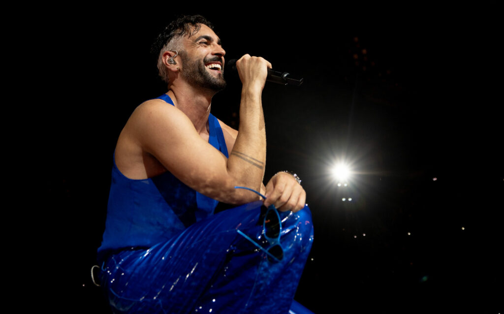 Marco Mengoni in concerto attraversa il dolore del buio e del lutto, si tuffa nella rinascita e oltrepassa i confini per sentirsi vivo (sì, c’entrano anche i corsetti) Marco Mengoni in concerto attraversa il dolore del buio e del lutto, si tuffa nella rinascita e oltrepassa i confini per sentirsi vivo (sì, c'entrano anche i corsetti)