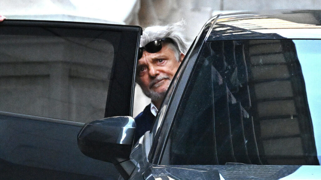 Maxi furto a casa Ferrero, rubati gioielli della moglie – Notizie Maxi furto a casa Ferrero, rubati gioielli della moglie - Notizie