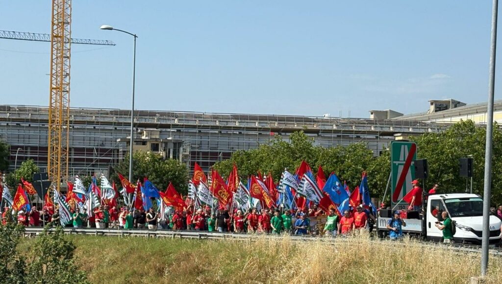 Metalmeccanici, diecimila in corteo. Invasa la tangenziale. La questura: “Denunceremo” Metalmeccanici, diecimila in corteo. Invasa la tangenziale. La questura: “Denunceremo”