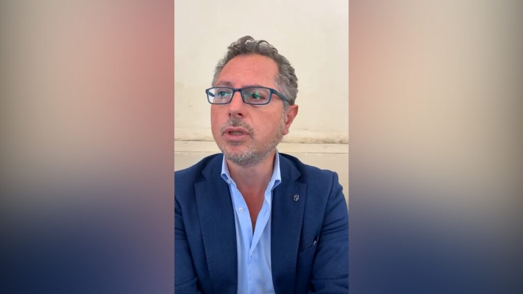 “Mi ha dato un colpo in faccia e rotto gli occhiali”: Borrelli aggredito dopo una discussione per la sosta selvaggia