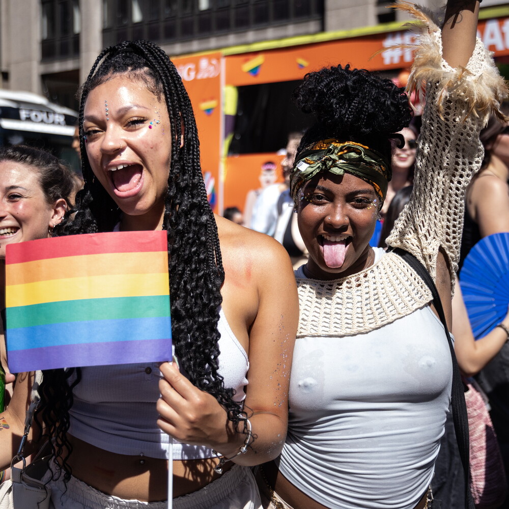 Migliaia di persone invadono Milano per il Pride Migliaia di persone invadono Milano per il Pride
