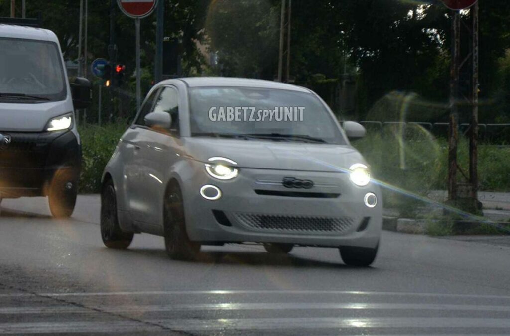 Nuova Fiat 500 Ibrida: debutto imminente, test già su strada a Torino [Foto Spia] - News
