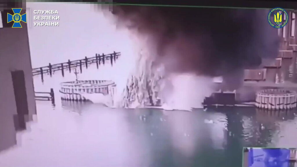 Nuovo colpo di Kiev, attaccato il Ponte di Crimea con 1.100 kg di esplosivo - Notizie