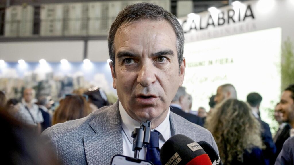 Occhiuto indagato per corruzione, il presidente della regione Calabria lo annuncia in un video