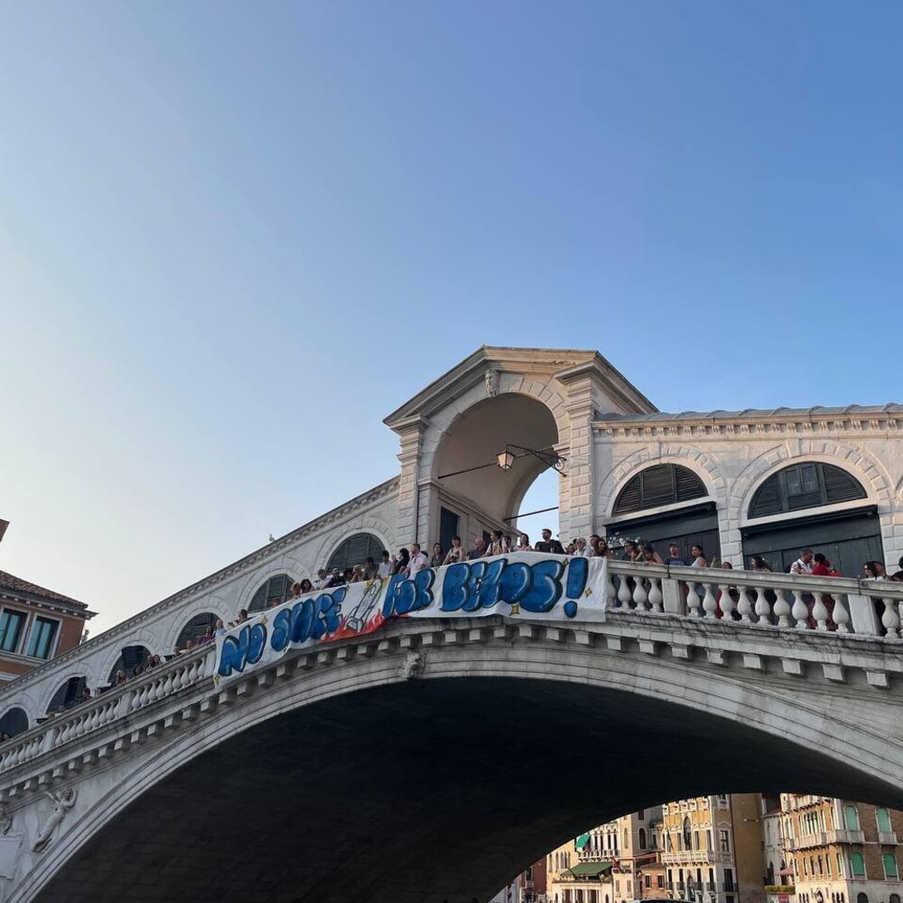 “Questo matrimonio non s’ha da fare”… cresce il dissenso per le nozze di Bezos a Venezia “Questo matrimonio non s’ha da fare”… cresce il dissenso per le nozze di Bezos a Venezia
