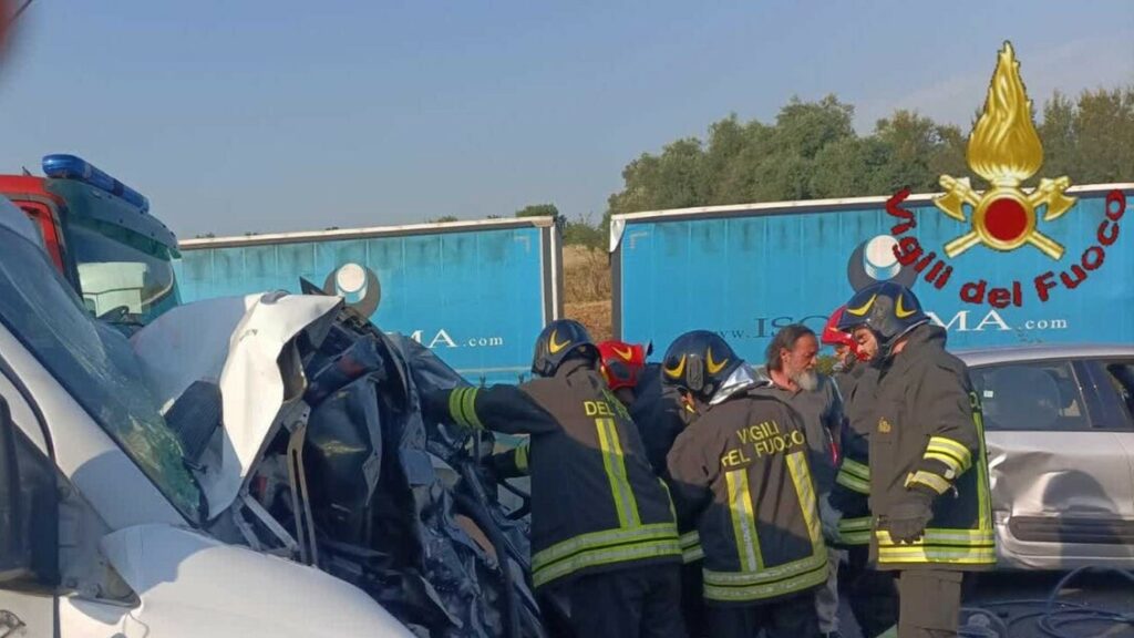 Scontro sulla A1, muoiono marito e moglie, gravi i figli - Notizie
