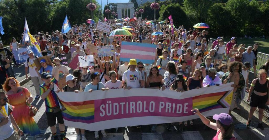 Südtirolo Pride: in cinquemila per le vie di Bolzano nel nome dei diritti Lgbtqia+ - Cronaca