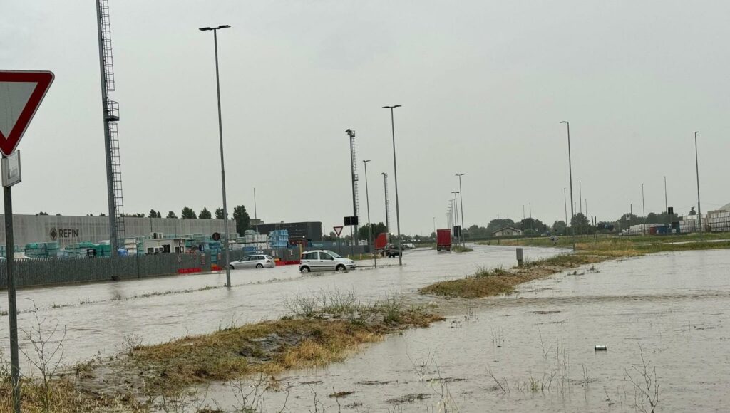 Temporali e grandine su Bologna e l’Emilia-Romagna. Allagamenti, dieci voli dirottati al Marconi