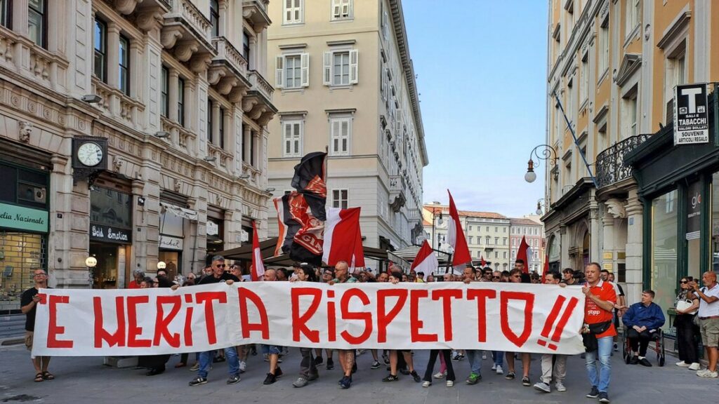 Tifosi Triestina manifestano contro rischio fallimento – Calcio Tifosi Triestina manifestano contro rischio fallimento - Calcio