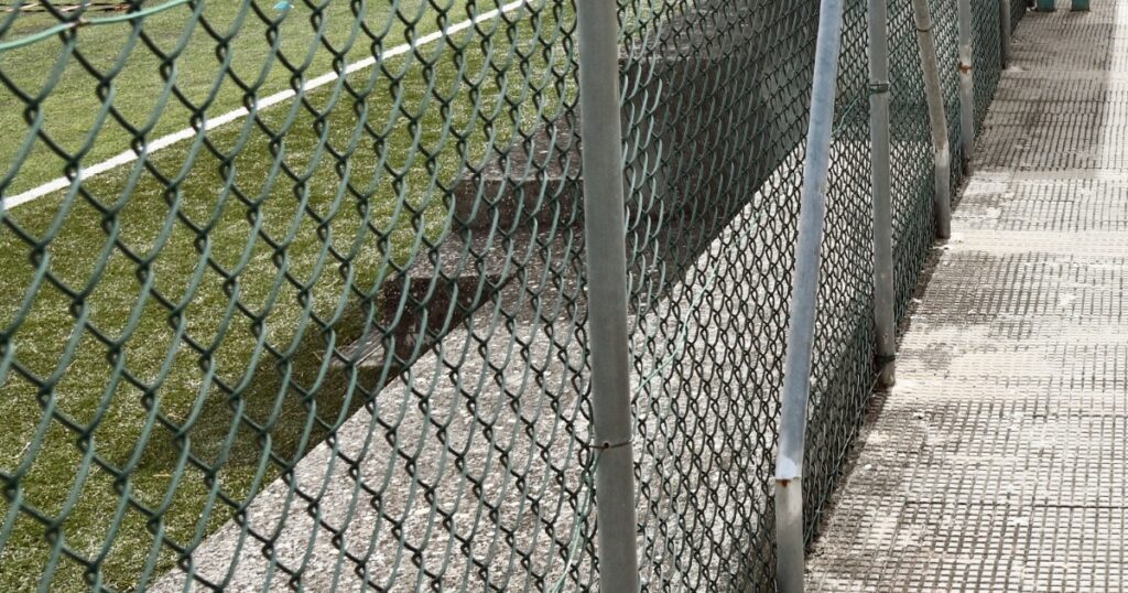 Troppa fretta di andare in ferie? All'oratorio chiudono tutto e si "dimenticano" gli arbitri nel centro sportivo