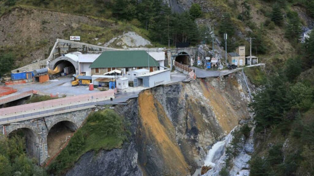 Tunnel del Tenda, riapre dopo cinque anni: si transita con senso unico alternato ogni 15 minuti Tunnel del Tenda, riapre dopo cinque anni: si transita con senso unico alternato ogni 15 minuti