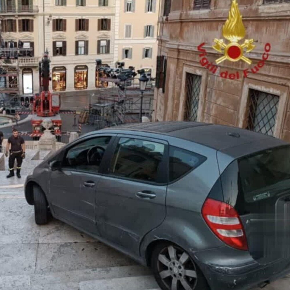 Un'auto finisce sulla scalinata di Trinità dei Monti. E non è la prima volta Un'auto finisce sulla scalinata di Trinità dei Monti. E non è la prima volta