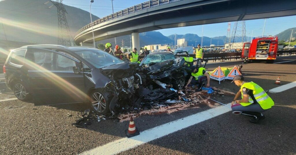 auto contromano un morto e 5 feriti