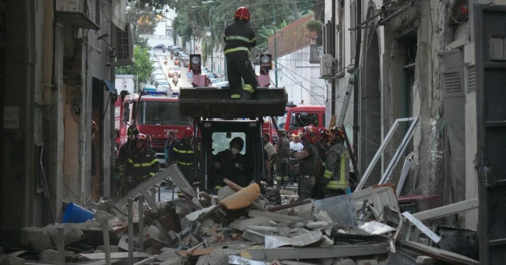 una donna estratta viva dalle macerie