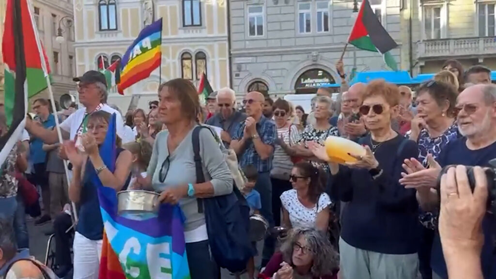 700 persone in piazza con pentole vuote