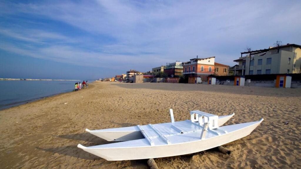 Abruzzo, si tuffa in mare per aiutare un bimbo in difficoltà e muore Abruzzo, si tuffa in mare per aiutare un bimbo in difficoltà e muore