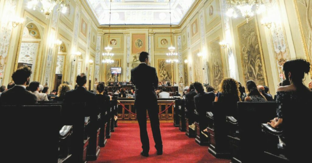 All'Ars si celebra il presidente indagato. Segno che il problema è politico, non giudiziario