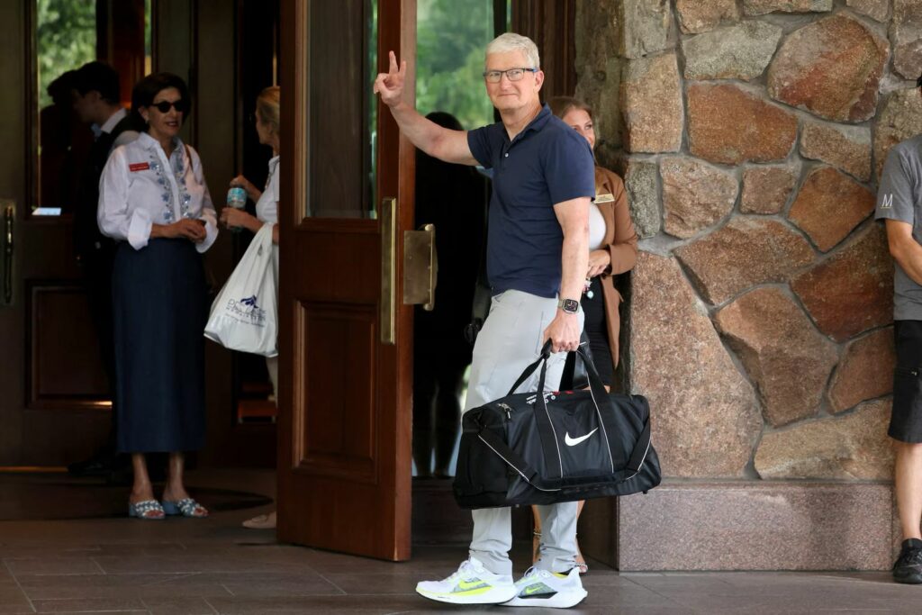 Apple al Centro Delle Grandi Manovre Dell'élite Tech E Finanziaria Tim Cook Sun Valley 2025