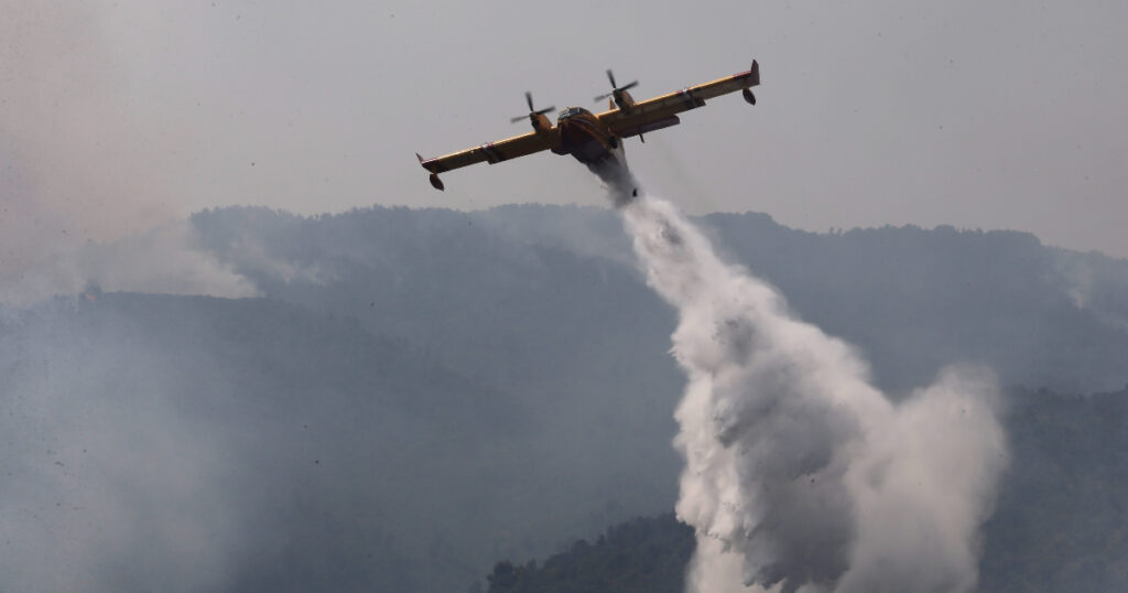 Basilicata, incendio a Metaponto: evacuati i villaggi turistici, bimbo intossicato. L’amministrazione: “Situazione quasi sotto controllo” Basilicata, incendio a Metaponto: evacuati i villaggi turistici, bimbo intossicato. L’amministrazione: “Situazione quasi sotto controllo”