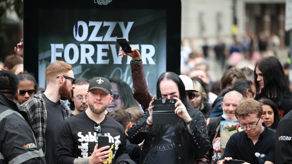 Birmingham saluta Ozzy Osbourne, in migliaia al corteo funebre - Musica