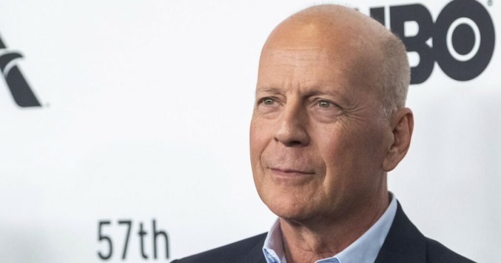 Bruce Willis non riesce più a parlare, leggere o camminare a causa del declino dell'afasia e della demenza frontotemporale. La famiglia vicina all'attore