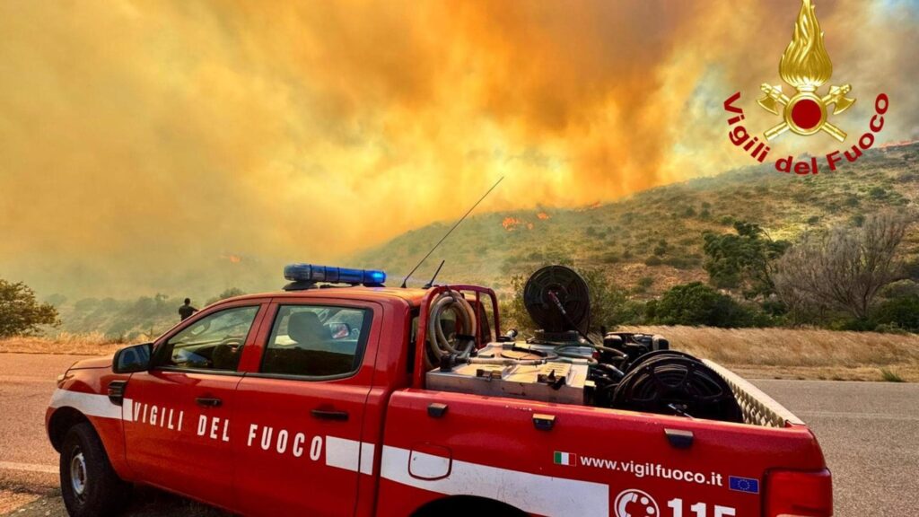 Cagliari, fiamme a ridosso della spiaggia di Villasimius, bagnanti in fuga: in salvo 200 persone