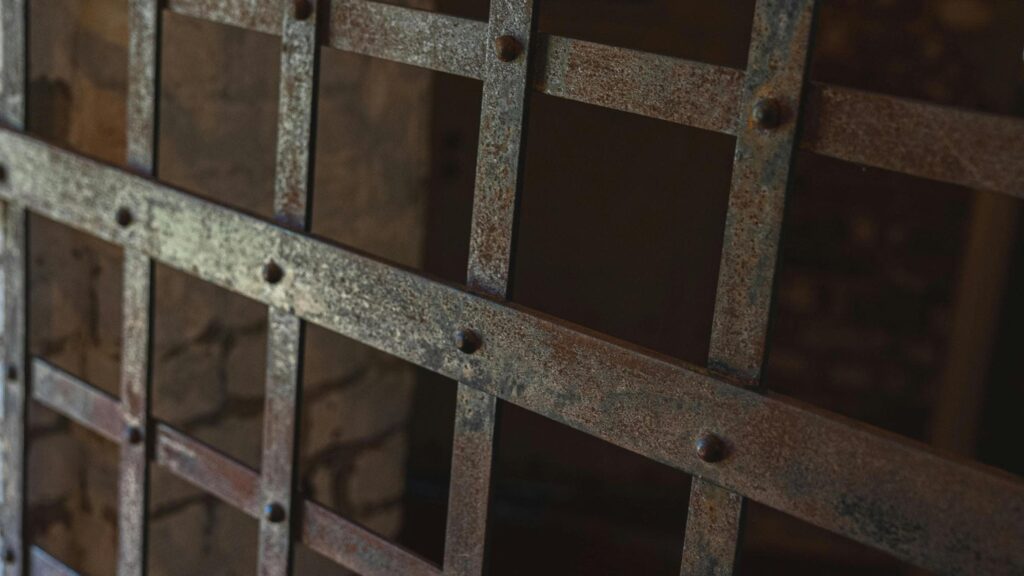 Carceri, esce il rapporto Antigone: “Disumane e sovraffollate. E nelle minorili si dorme a terra”