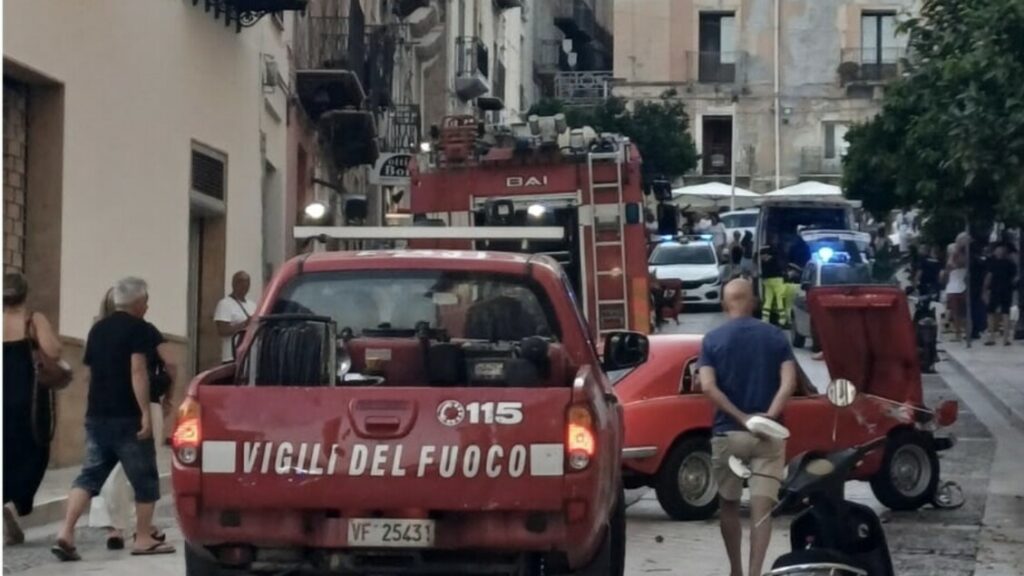Cedono i freni all’auto d’epoca e investe una famiglia di turisti in ztl – Notizie Cedono i freni all'auto d'epoca e investe una famiglia di turisti in ztl - Notizie