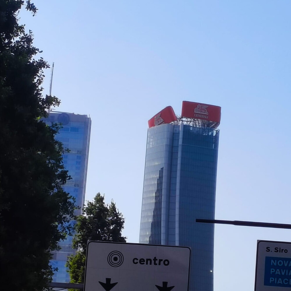 Collassa l'insegna della Torre Hadid di Milano a 192 metri d'altezza. Dipendenti in smart Collassa l'insegna della Torre Hadid di Milano a 192 metri d'altezza. Dipendenti in smart